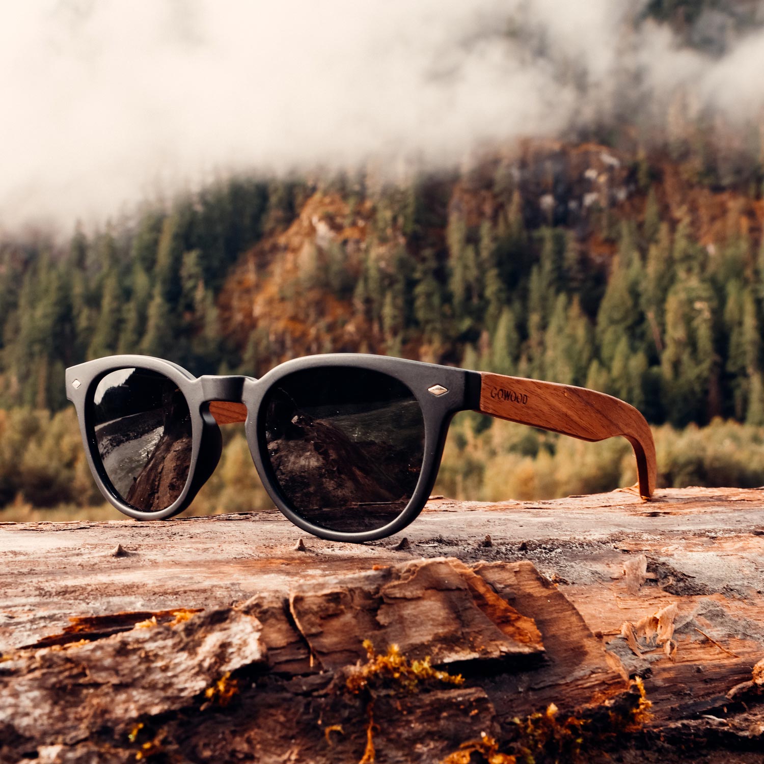 Round walnut wood sunglasses with Black polarized lenses